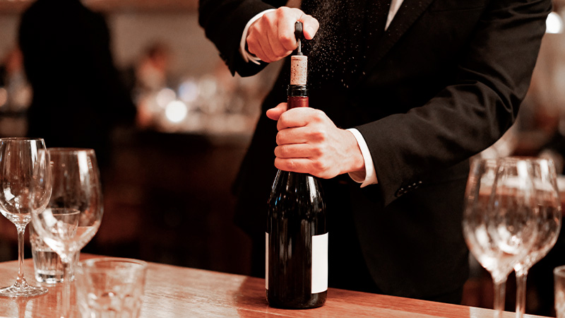Sommelier a abrir garrafa